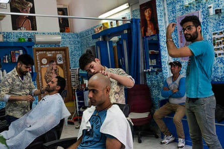 Keshav cuts Charanjeet’s hair. In the Sikh community, barbers have a peculiar role. According to the religion, the hair should never be cut and the head should be kept covered to respect God.