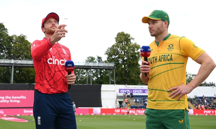 Jos Buttler wins the toss and puts South Africa at bat.