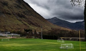 El pintoresco parque Claggan de Fort William, con el stand abandonado en la parte inferior derecha.