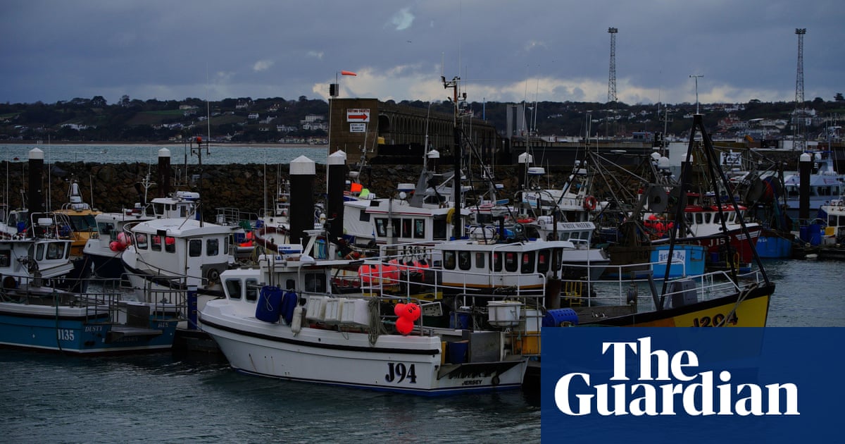 Macron steps back from midnight threat against UK exports in fishing row