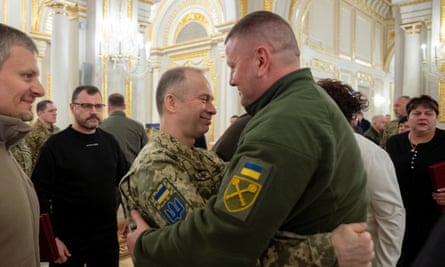 Syrskyi and Zaluzhnyi embrace