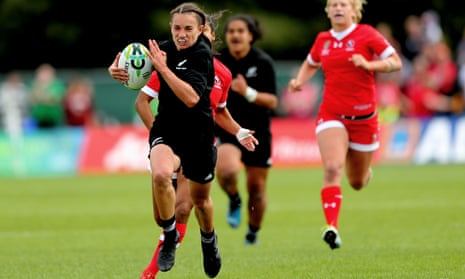 Selica Winiata runs in New Zealand’s opening try.
