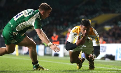 Frank Halai of Wasps dives over for the first try during the Aviva Premiership match against London Irish
