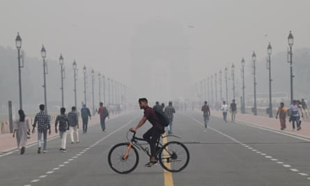 Les gens sur le chemin Kartavya près de la porte de l'Inde au milieu d'un épais smog à Delhi.