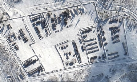 Russian tanks and artillery in the Pogonov training area of Voronez on 16 January.