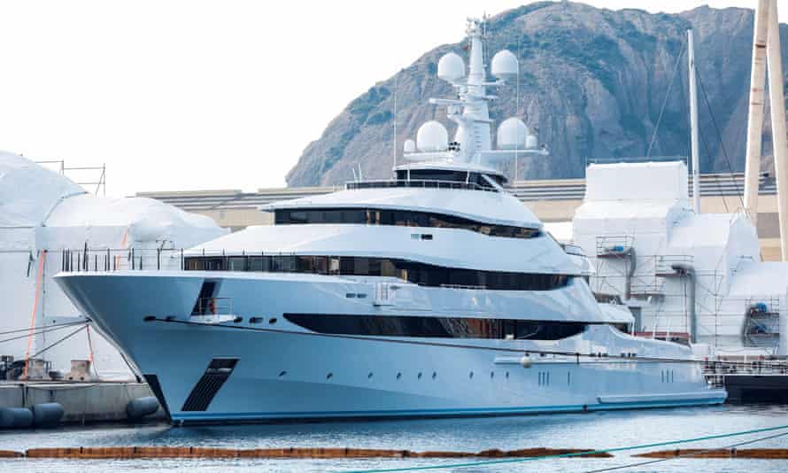 Le superyacht Amore Vero, qui appartiendrait au patron de Rosneft, au port de La Ciotat près de Marseille.