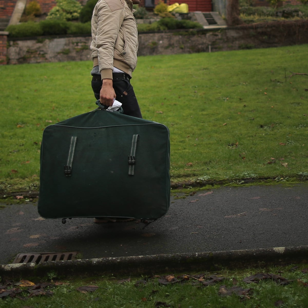 Syrian Refugees In Scotland Cold Weather But Warm Welcome World News The Guardian