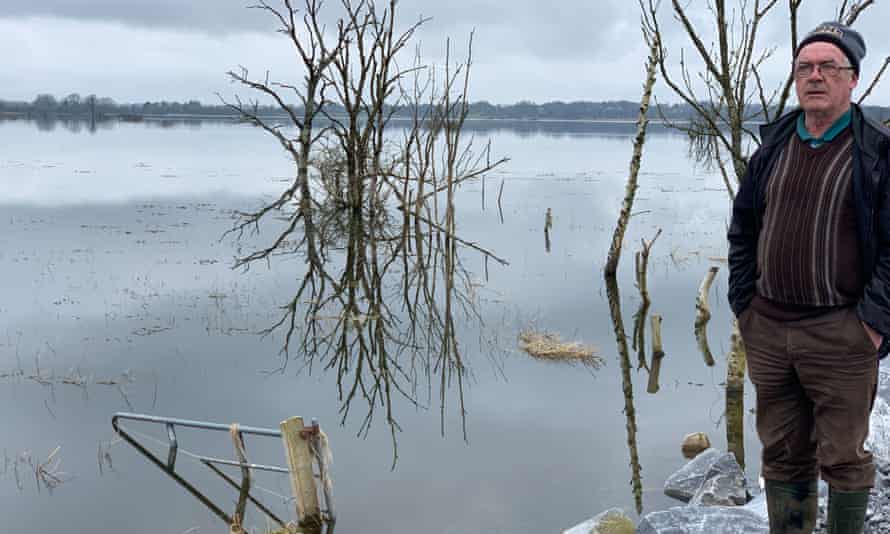 Tom Carney auf der provisorischen Straße, die den Zugang zu seinem Haus aufrechterhält. Kate, die Bäume und seine Farm waren sechs Jahre lang unter Wasser