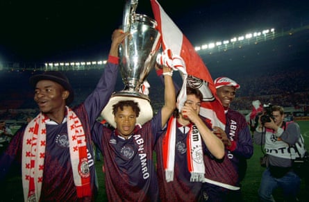 La jeune équipe de l'Ajax de Louis van Gaal avec le trophée de la Ligue des champions en 1995