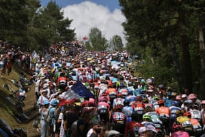 La manada viaja entre Saint Etienne y Brioude durante la novena etapa del Tour de Francia el 14 de julio.