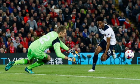 Tottenham’s Shayon Harrison heavy touch means that Liverpool’s Simon Mignolet wins this race to the ball.