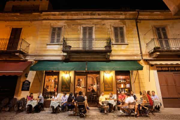 Um café em Orta Cidade, do Lago de Orta.um café em Orta Town, Lake Orta. Fotografia: Alamy