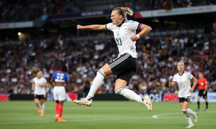 La alemana Alexandra Popp celebra tras el marcador inicial.