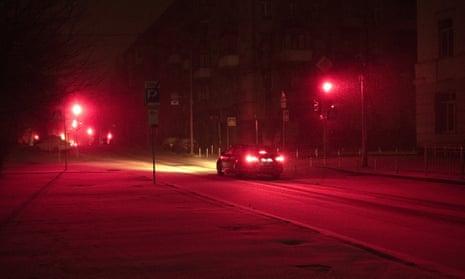 Un automóvil conduce mientras las luces rojas brillan y la nieve cubre el centro de la ciudad de Kyiv la semana pasada.