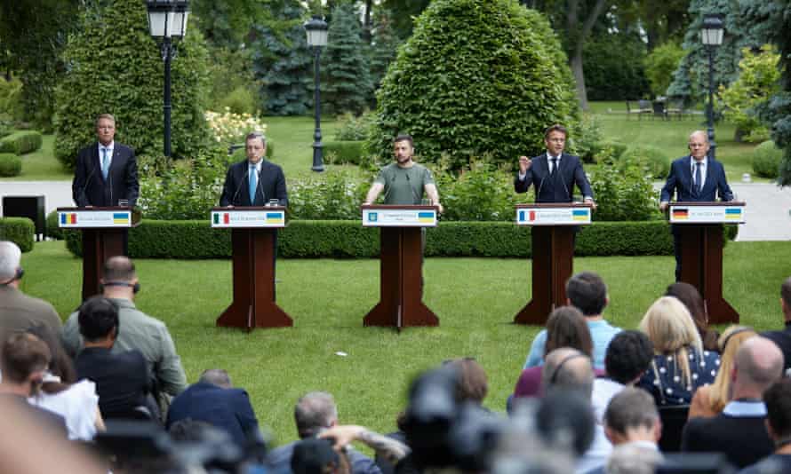 التقى رئيس رومانيا كلاوس يوهانيس ورئيس مجلس وزراء الجمهورية الإيطالية ماريو دراجي ورئيس أوكرانيا فولوديمير زيلينسكي في كييف يوم الخميس.
