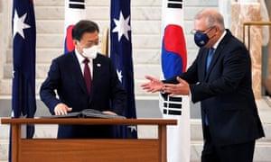 Le président sud-coréen Moon Jae-in signe le livre d'or officiel au Parlement de Canberra lors de sa rencontre avec Scott Morrison.