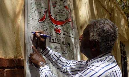 Sudanese poet Azhari Mohammed Ali signing a petition to lift the suspension.