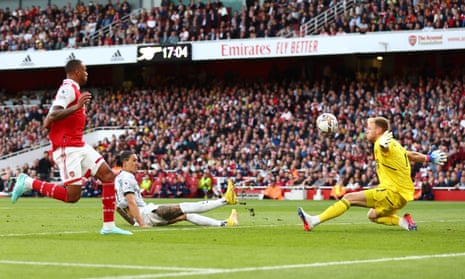 Arsenal v Liverpool: Premier League – live | Premier League 2 Equaliser: Darwin Nunez lifts the ball over the keeper