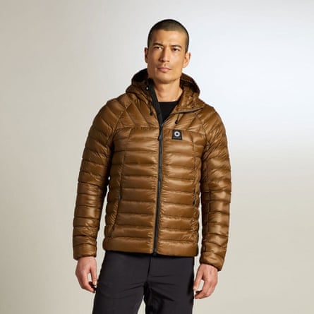 Una modelo con una chaqueta Shackleton Hercules.
