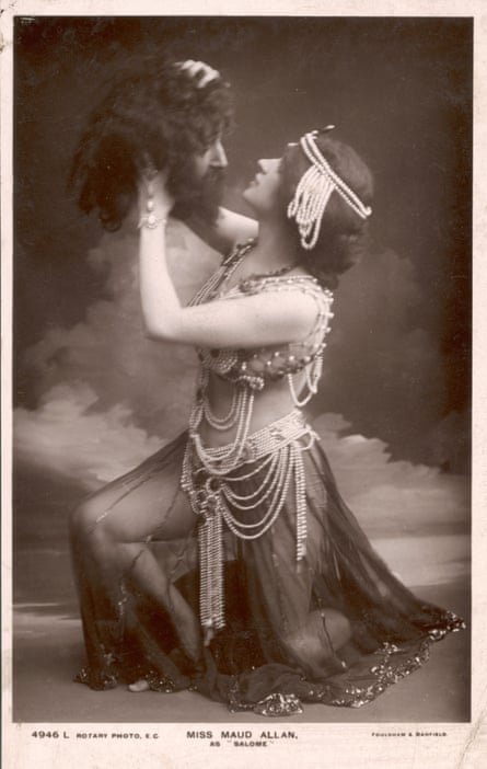 Maud Allan holds the head of Johannen in Oscar Wilde’s play