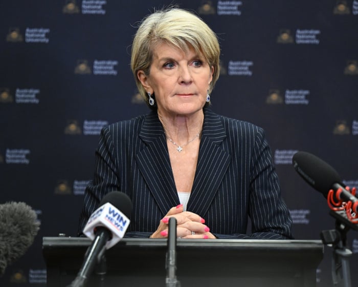 Julie Bishop vows to stay on as ANU chancellor after vice-chancellor resigns amid leadership crisis