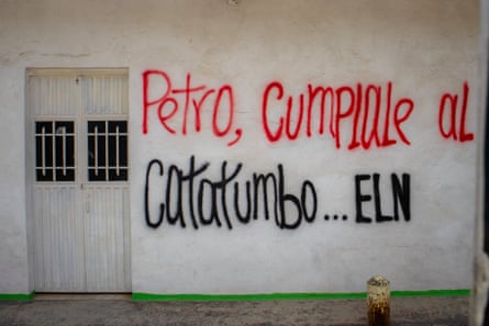 Graffiti in Spanish language on a wall.