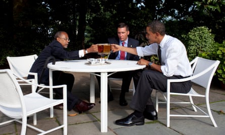 Henry Louis Gates, Sgt James Crowley and Barack Obama drink beer in the White House garden, July 2009