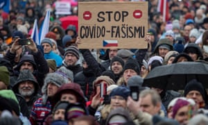 La gente protesta contra las medidas del gobierno Covid-19 con una pancarta que dice 'Stop Covid-fascismo' en Praga, República Checa.