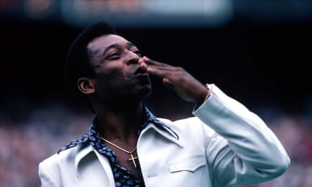Pele blows a kiss to the crowd during a visit to England in 1972. (Photo by Bob Thomas/Getty Images)