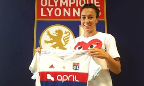 Lucy Bronze poses with the Lyon shirt in a picture posted on the French side’s Twitter account.