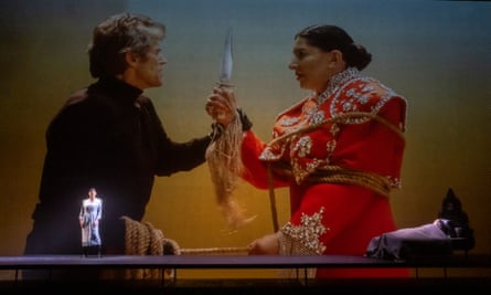 Willem Dafoe with artist Marina Abramović, both in profile holding a dagger, in Seven Deaths Of Maria Callas.