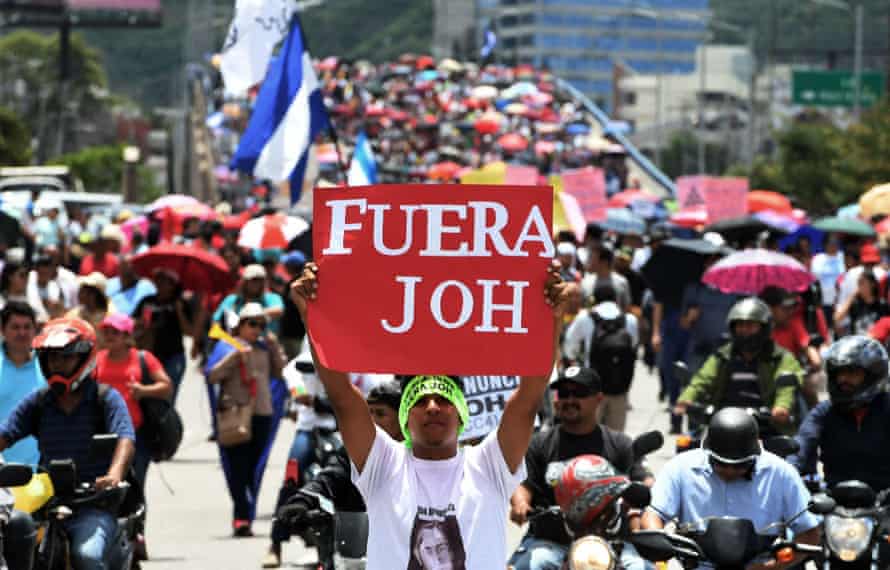 Hundreds demonstrate to demand the resignation of Hernández for his alleged links with drug trafficking, in Tegucigalpa in 2019.