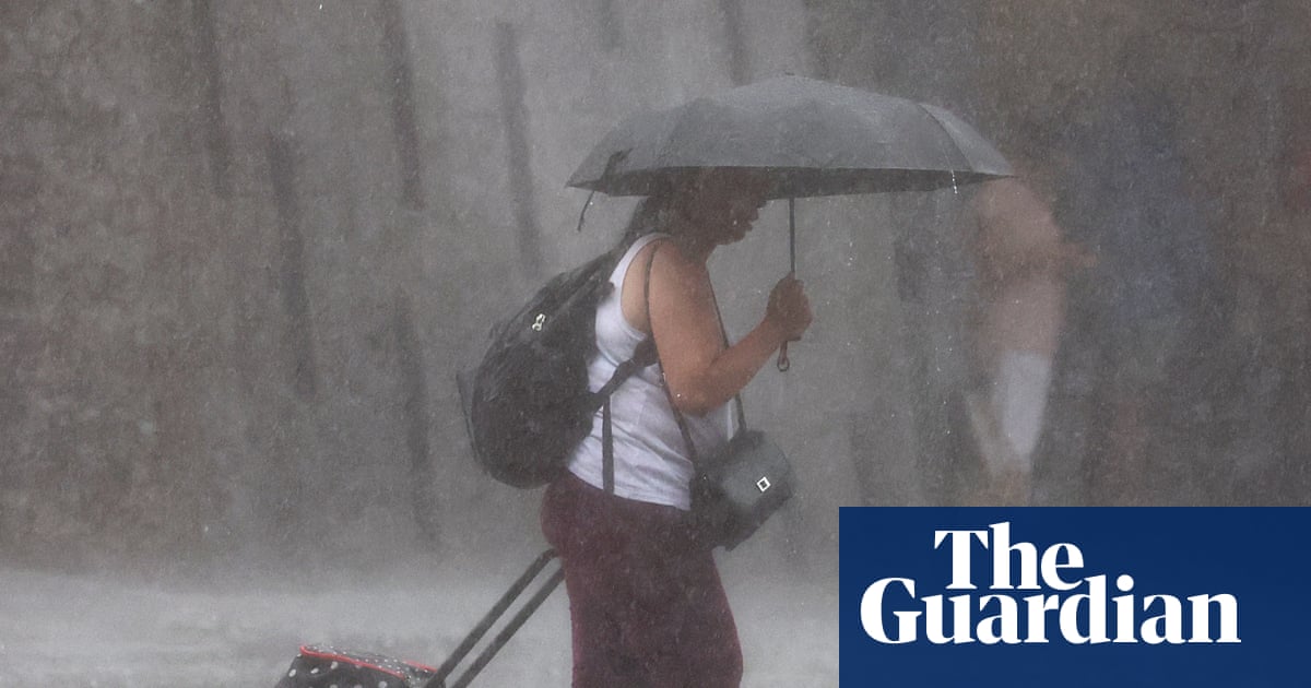 Queensland braces for days of heavy rain as BoM issues flood warnings for parts of state