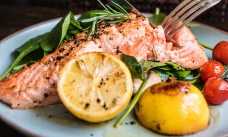 Somon gibi yağlı balıklar protein ve D vitamini sağlar.