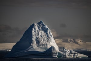 Uma vista do iceberg de ponta pontiaguda.  Os icebergs se manifestam em sete tipos distintos, categorizados como separados das geleiras, flutuantes ou aterrados