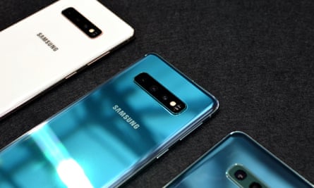 The backs of the Galaxy S10+, S10 and S10e.