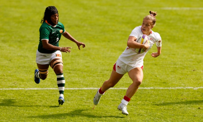 England's Alicia Maude surges past Sri Lanka's Kumari Dilrukshi.