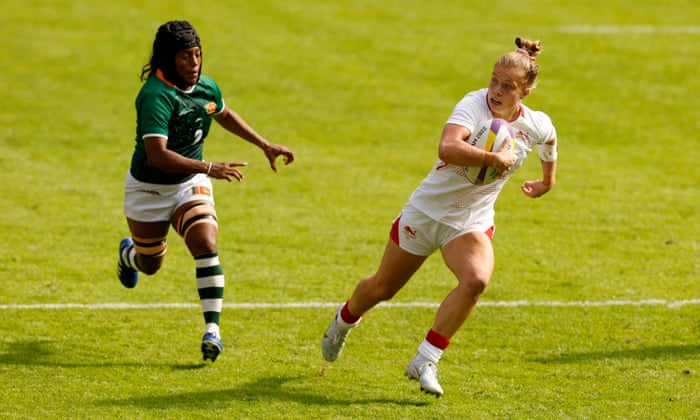 England’s Alicia Maude surges past Sri Lanka’s Kumari Dilrukshi.