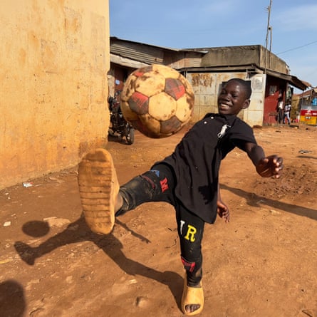 Garçon jouant avec un ballon de football
