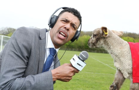 NOW TV - Lambs Easter Football Predictions - Grã-Bretanha - 16 de abril de 2014Crédito obrigatório: Foto de Joe Pepler / Shutterstock (3701309p) Chris Kamara juntou-se à NOW TV e aos times de cordeiros em uma tentativa de prever o resultado de alguns dos jogos da Premier League que acontecerão no fim de semana de Páscoa. Os cordeiros previram Liverpool, Chelsea e Everton como prováveis vencedores. NOW TV - Lambs Easter Football Previsões - Grã-Bretanha - 16 de abril de 2014