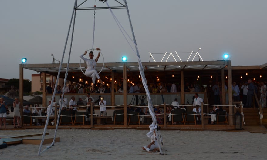 Vavá, Playa la Barrosa, Cádiz, trapeze performer on beach infront of bar at dusk