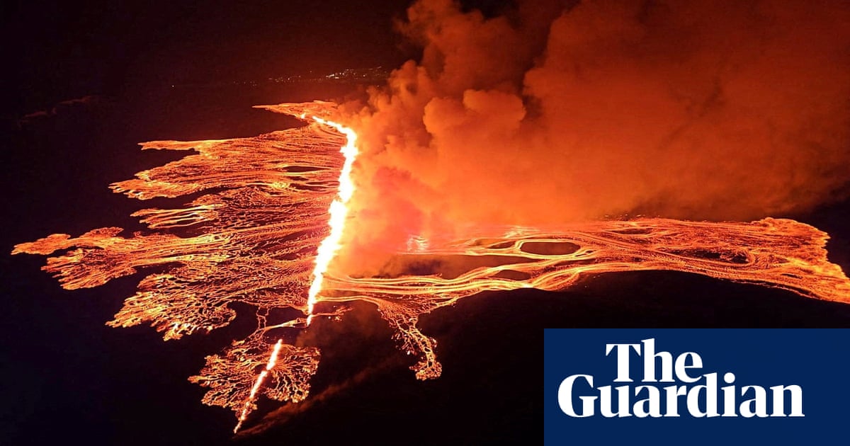 Islandes vulkāna izvirdums: Barjeras nostiprinās, lavai plūstot uz pilsētu |  Islande