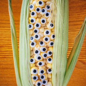 A sweetcorn cob with googly eyes