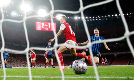 Lina Hurtig marque à bout portant à la 78e minute pour donner l'avantage à Arsenal 3-1.