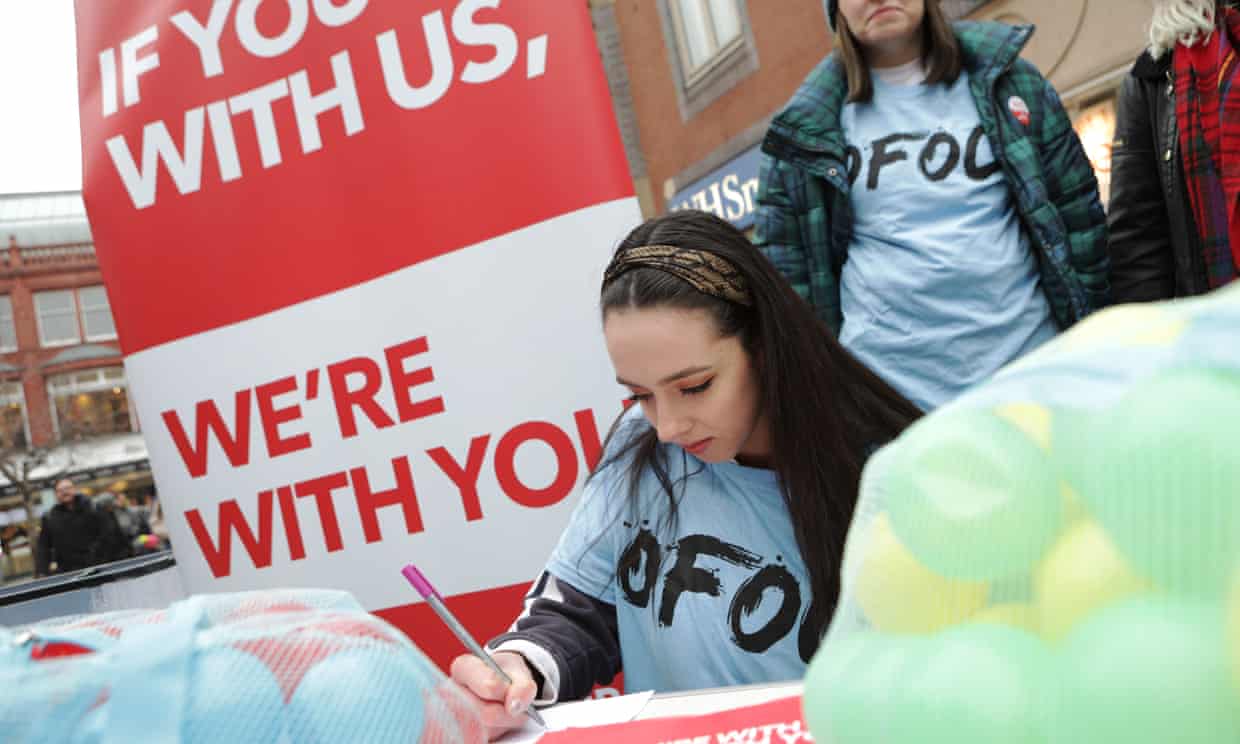 Leeds student Aisling O’Connel signs a message to Jeremy Corbyn urging him to back a people’s vote.