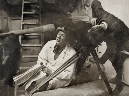 FW Murnau photograped on the set of Faust by Hans Natge .