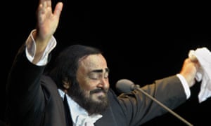 Pavarotti tampil di Hamburg pada tahun 2004.