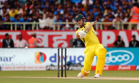 Mitchell Marsh juega un tiro en su camino a un invicto de 66.
