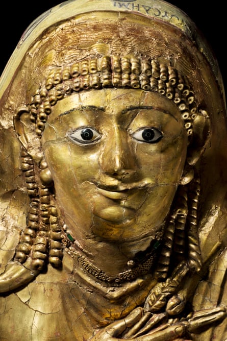 Momie d'une femelle adulte. La tête est recouverte d'un masque de lin et de plâtre qui a des yeux détaillés incrustés, et la poitrine a une couverture de même fabrication avec du verre incrusté comme bijoux. La pièce faciale était cassée mais elle a été restaurée.