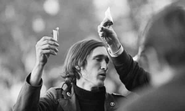 Des jeunes hommes brûlent leurs cartes de brouillon lors d'une manifestation anti-guerre du Vietnam devant le Pentagone en 1967